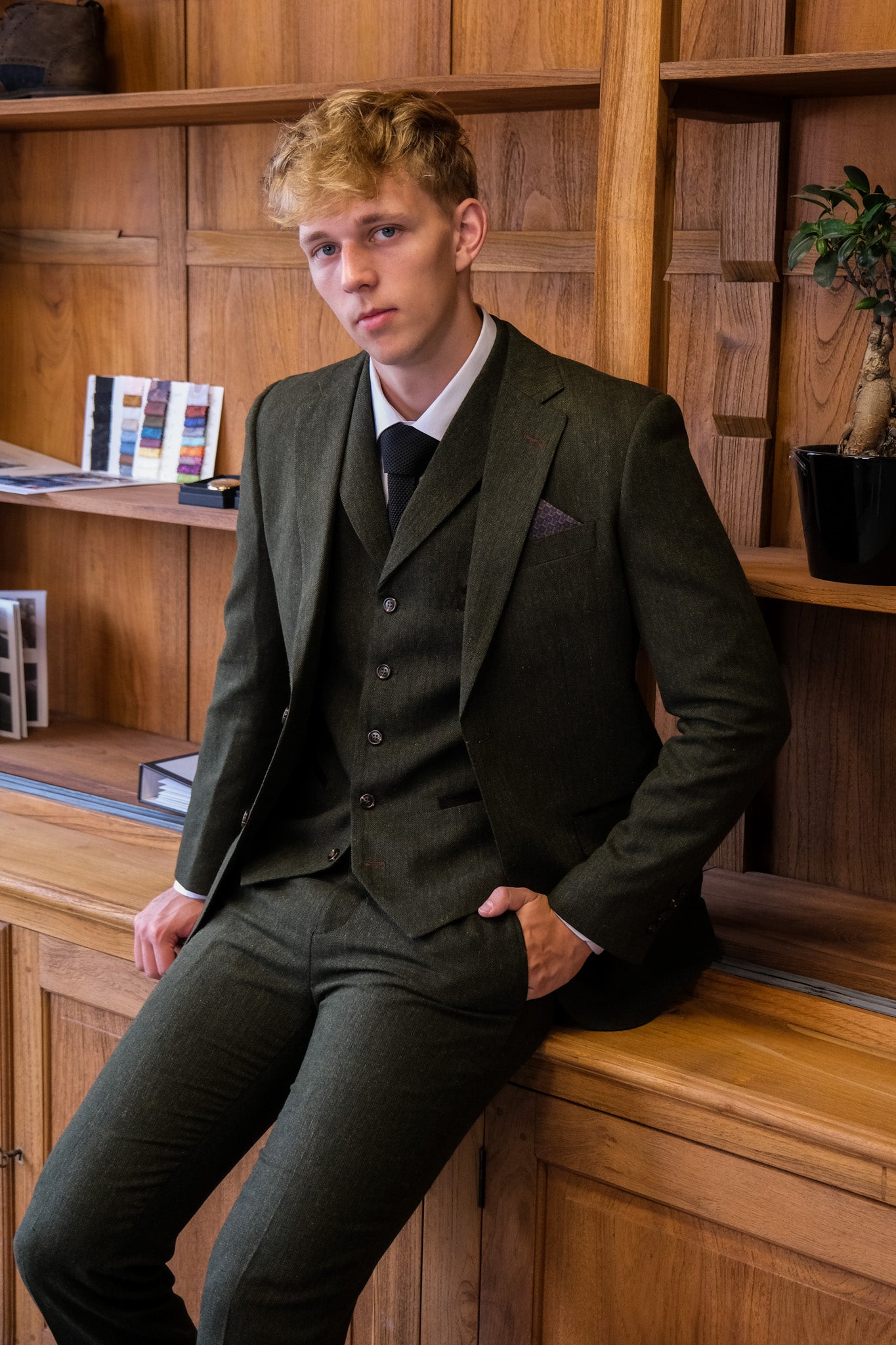 TAVERNY Chief tweed olive suit